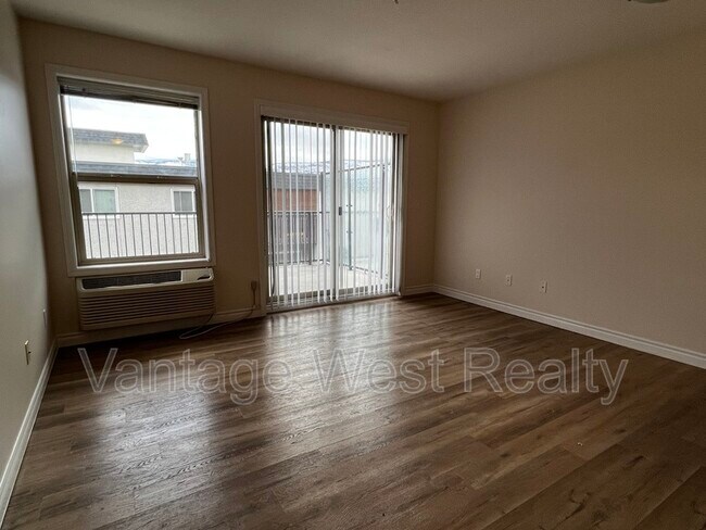 Photo du bâtiment - 598-598 Sutherland Ave