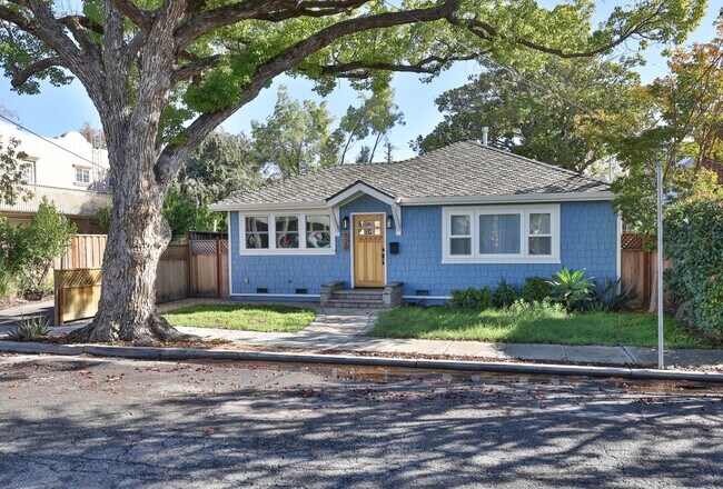 Building Photo - 520 Camino Dr