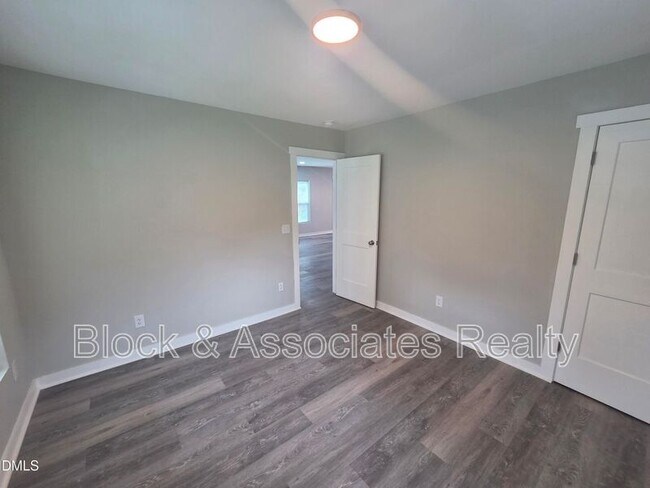 Building Photo - 523 E Nelson Ave