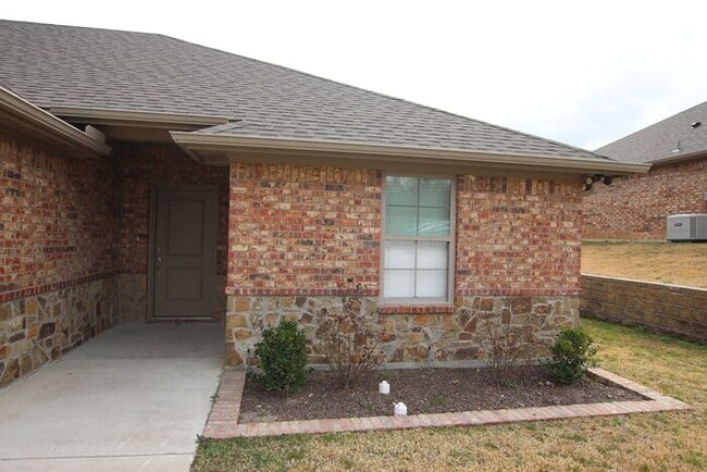 Building Photo - Beautiful 3 Bedroom 2 Bathroom Townhouse in South Tyler!