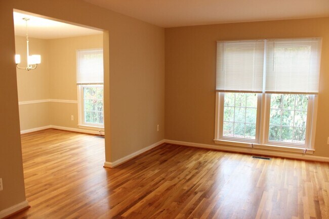 Foto del edificio - Beautiful 3 bed 2.5 Bath End Unit Brick To...