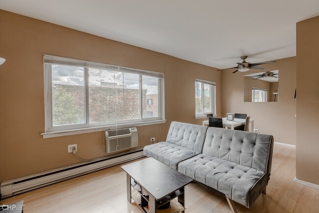 Foto del edificio - 3825 N Pine Grove Ave