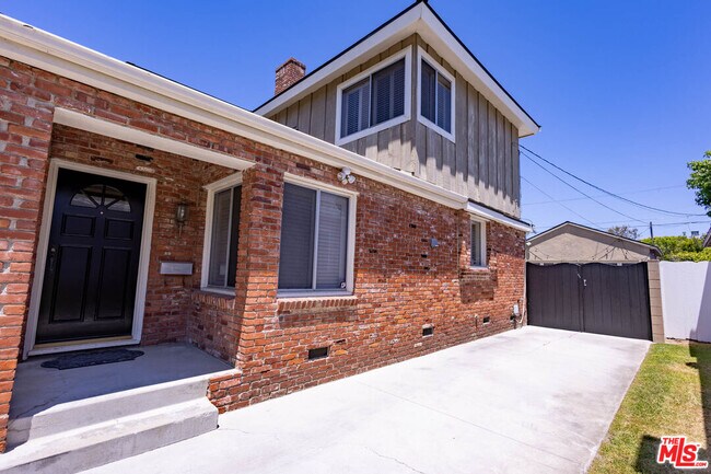 Foto del edificio - 7840 McConnell Ave
