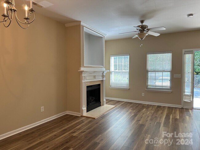 Foto del edificio - 8637 Wandering Creek Way
