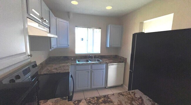 Foto del edificio - 2185 Pretty Ln