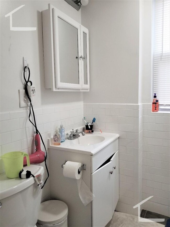 Building Photo - Great 4 Bedroom located close to BU Available 09/01/26