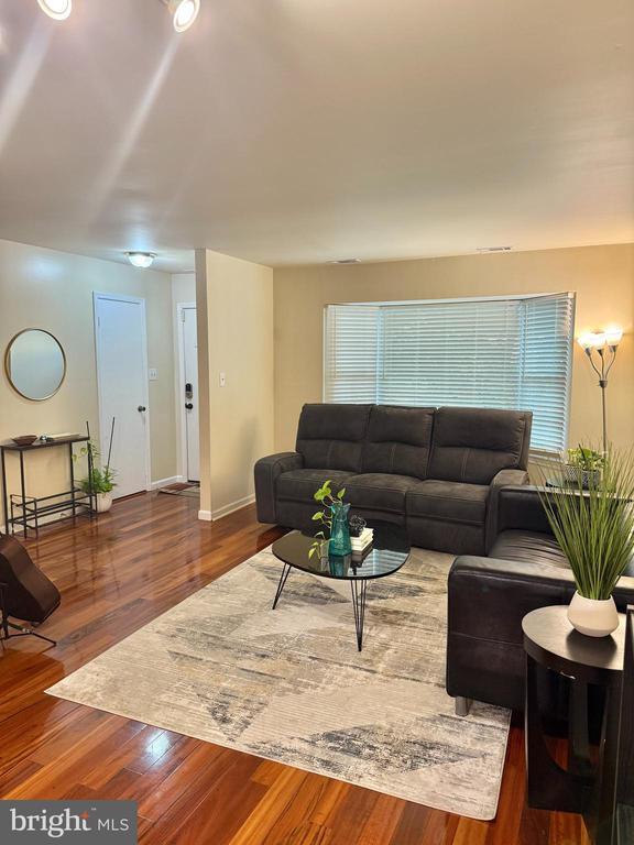 Building Photo - 5500 Woodlawn Manor Ct