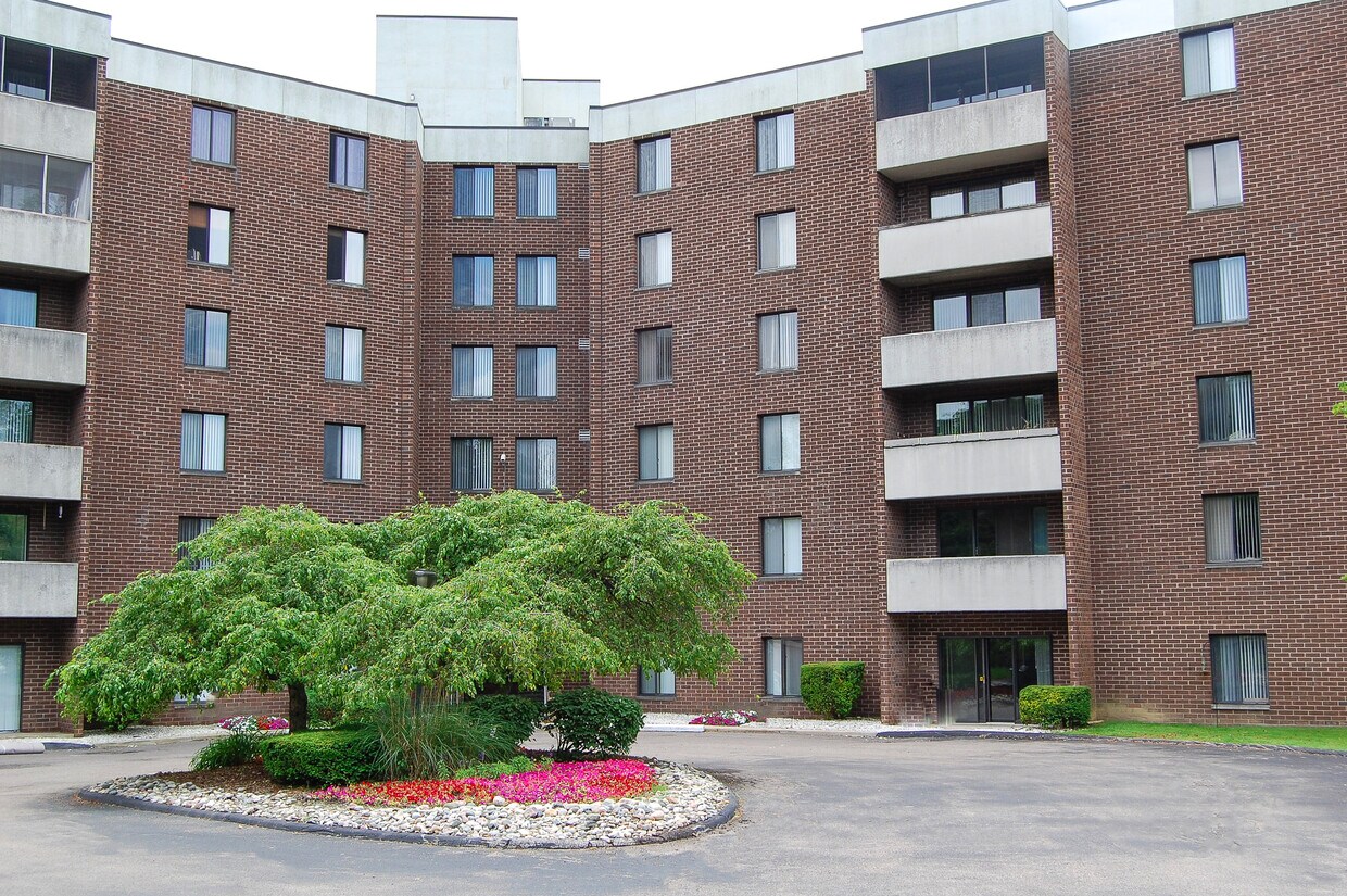 Claymoor Luxury Apartments 29260 Franklin Rd Southfield, MI