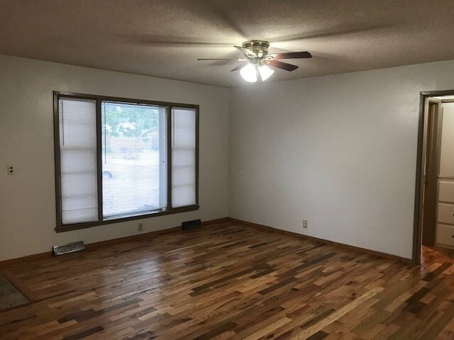 Building Photo - 1327 E Alturas St