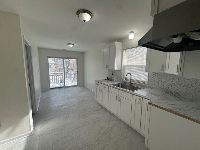 Foto del edificio - NOW AVAILABLE!!!