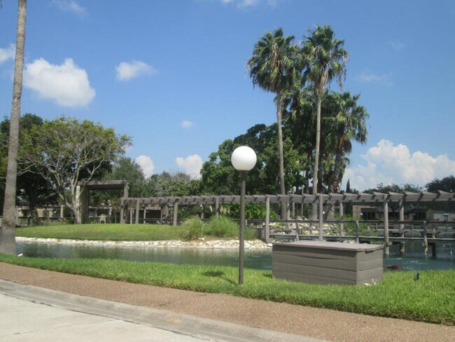 Foto del edificio - 68 Lake Shore Dr