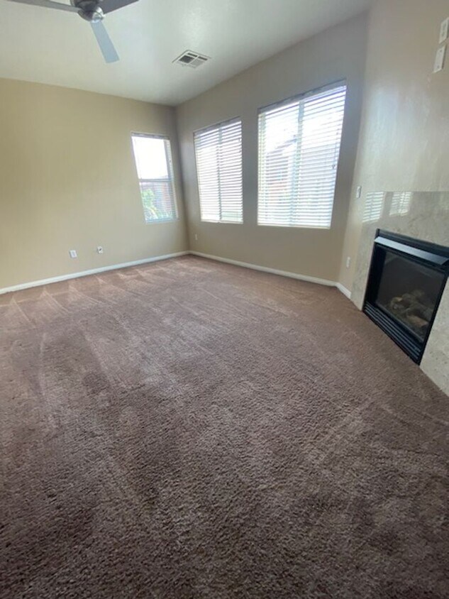 Foto principal - 4 Bedroom Corner Lot