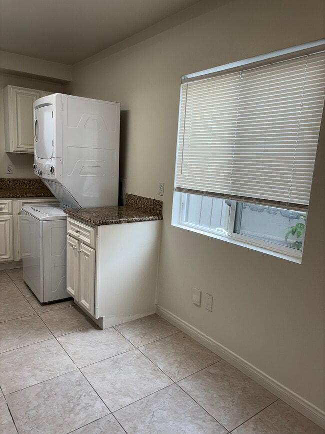 Lavadero - 1220 Pacific Beach Dr