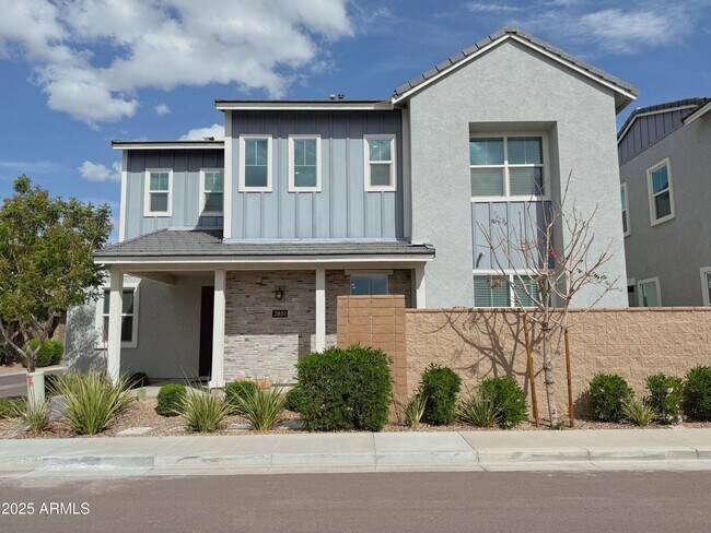 Building Photo - 2851 S Central Dr