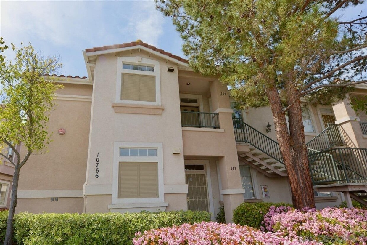 Foto principal - 10766 Sabre Hill Dr