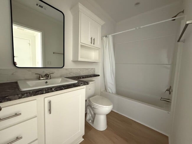 Building Photo - 3808 Sunset Dr