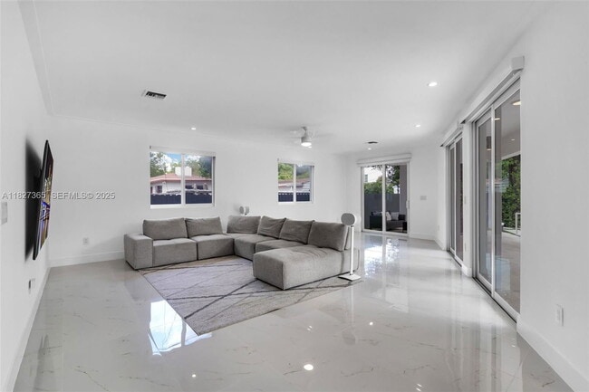 Building Photo - 2510 SW 2nd Ave