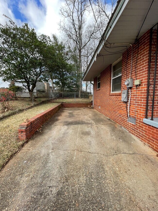 Building Photo - ** 3 bed 1.5 bath located in Forest Hills ...