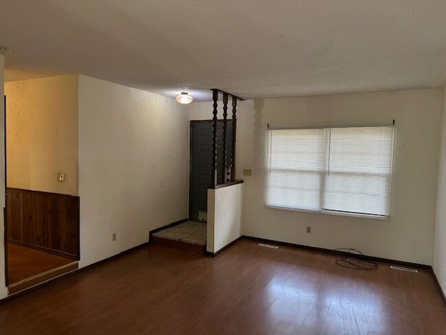 Building Photo - Great location on this 3 bedroom 2 bath house
