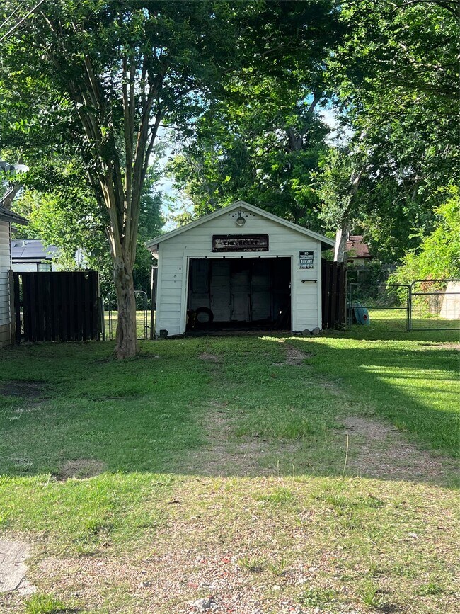 Building Photo - 122 W Pecan Ln