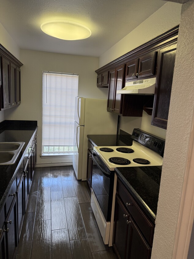Kitchen - 2304 Shidler Dr
