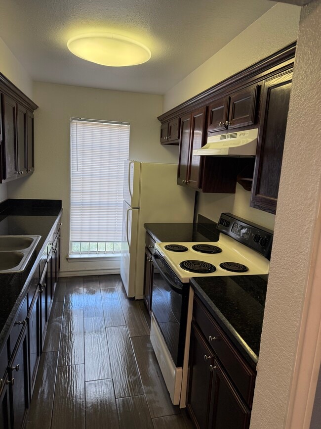 Building Photo - 2304 Shidler Dr