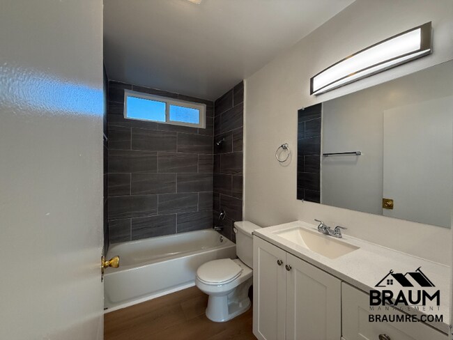 Foto del edificio - 13347 Victory Blvd