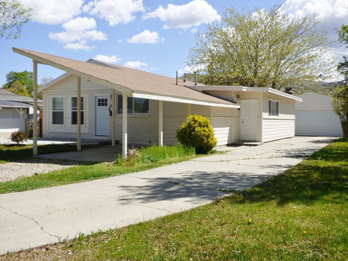 Foto principal - Remodeled 3 Bd 2 Bath Home with Garage