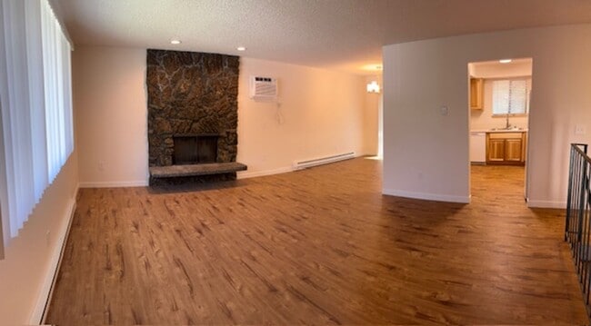 Building Photo - 1324