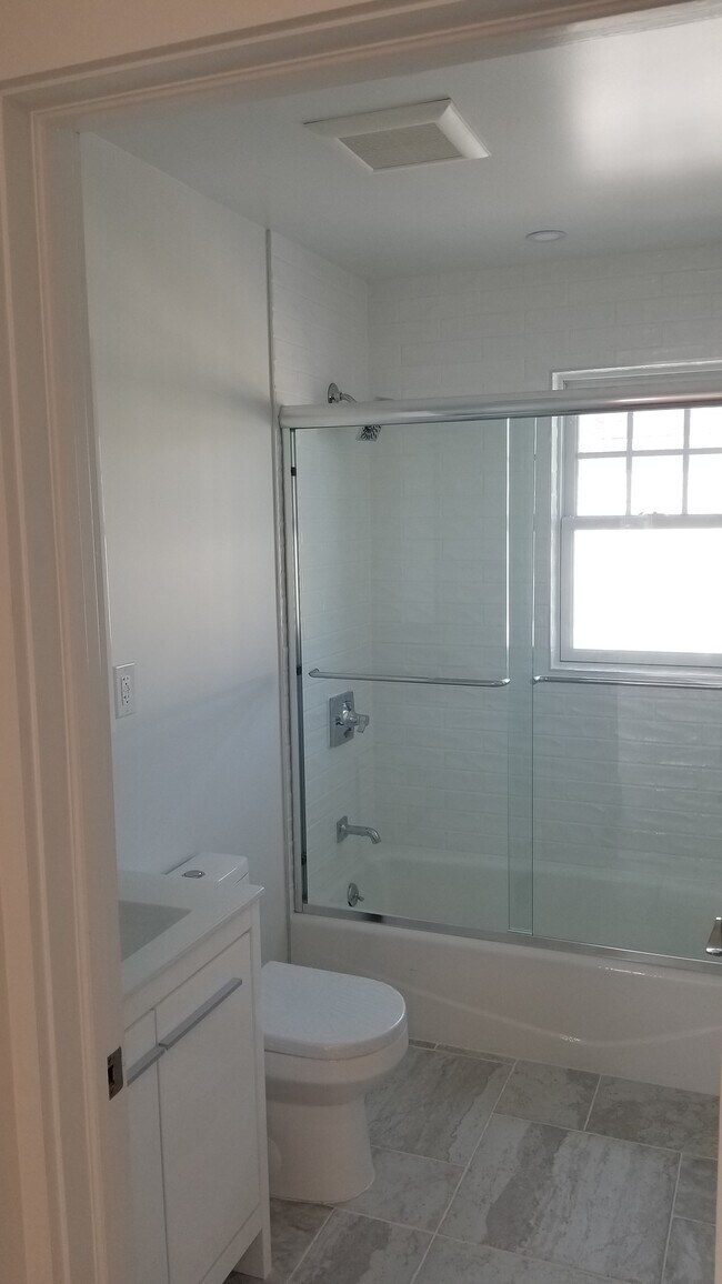 Unit B bathroom - 33 Devoe St