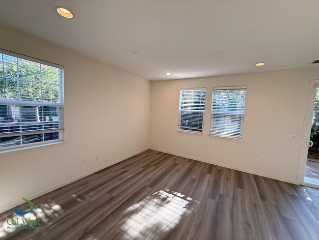 Foto del edificio - $3795 - Spacious 3 Bedroom 2.5 Bath, 2 Sto...