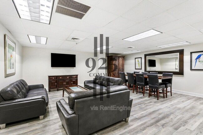 Interior Photo - 925 Common