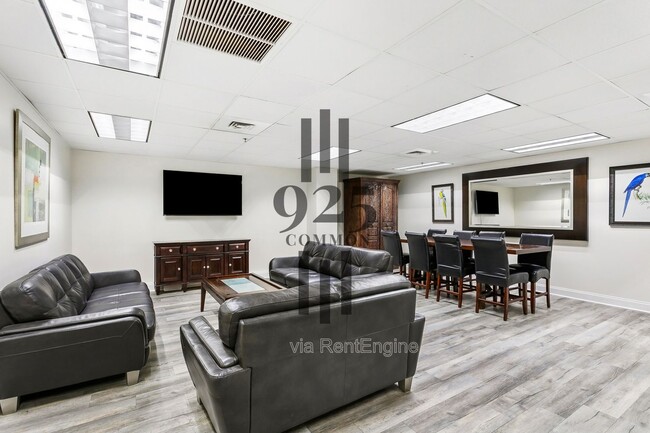 Interior Photo - 925 Common