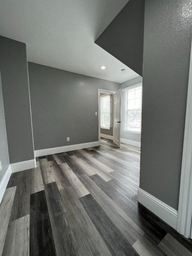 Building Photo - 1615 10th Ave
