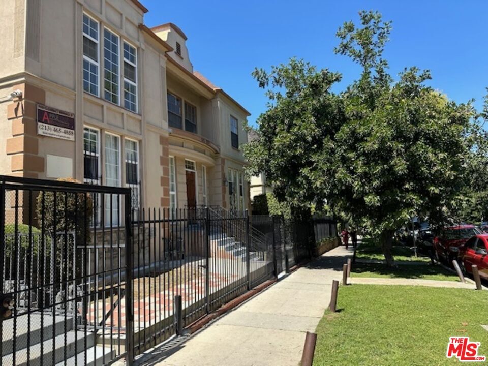 Primary Photo - 925 S Hobart Blvd