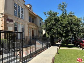 Building Photo - 925 S Hobart Blvd