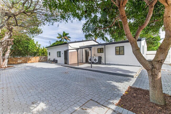 Foto del edificio - 2633 NE 13th Ave