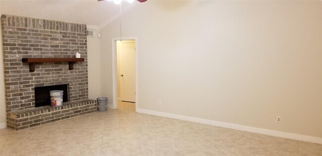 Foto del edificio - 6702 Lynngate Dr