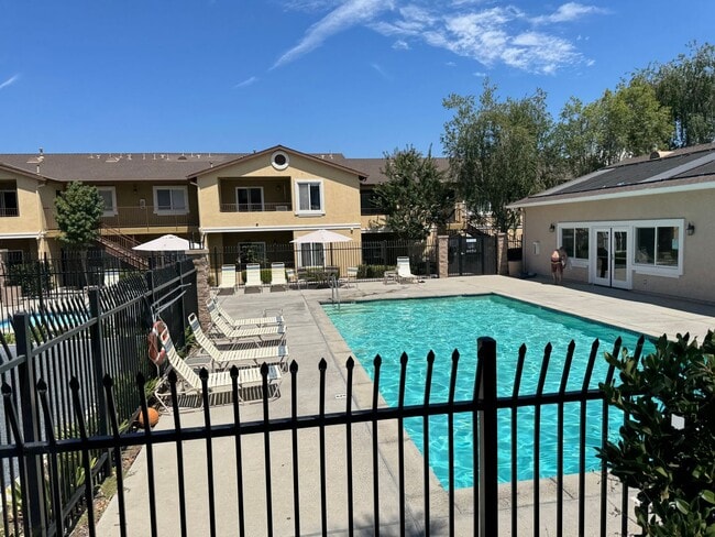 Building Photo - Spacious 2 bedroom 2 bath ground floor uni...