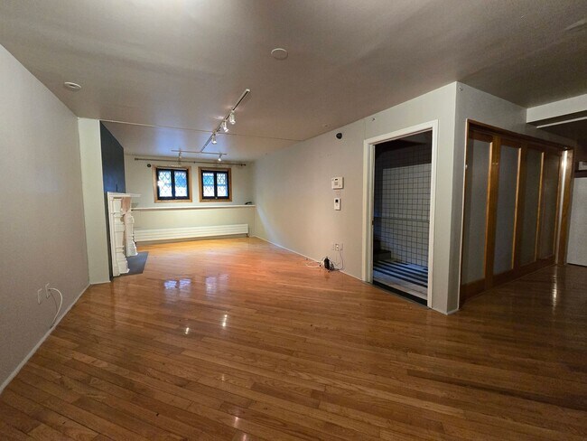 Foto del edificio - Large 3 bed 1 bath