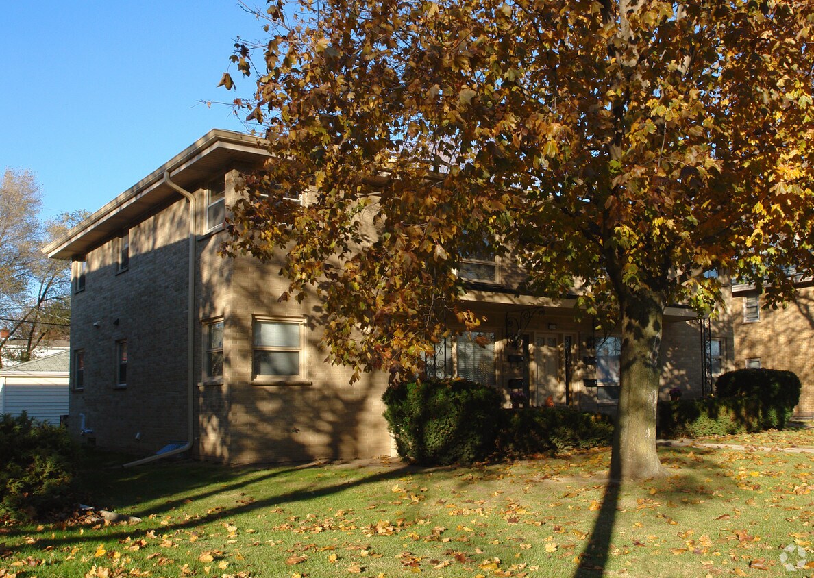 Building Photo - 10304 W North Ave