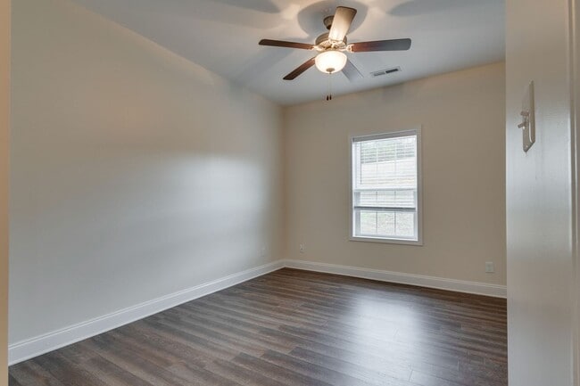 Building Photo - 2 BR 2 Bath Condo with Garage