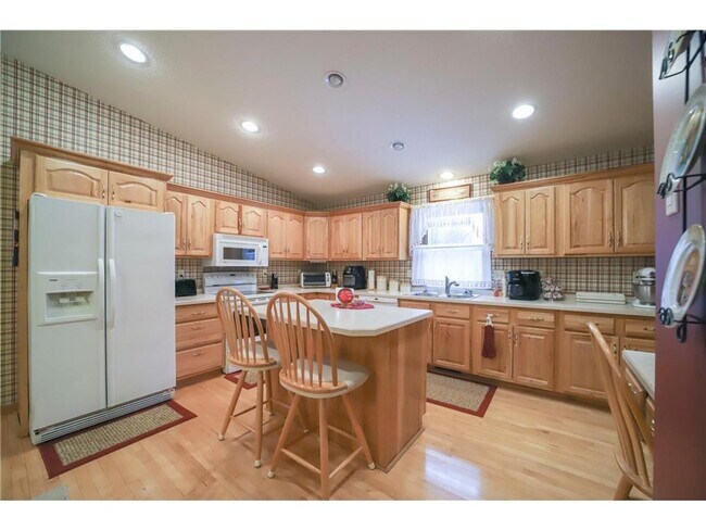 Building Photo - 2 Bedrooms, 3 Bathrooms Single Family Home...