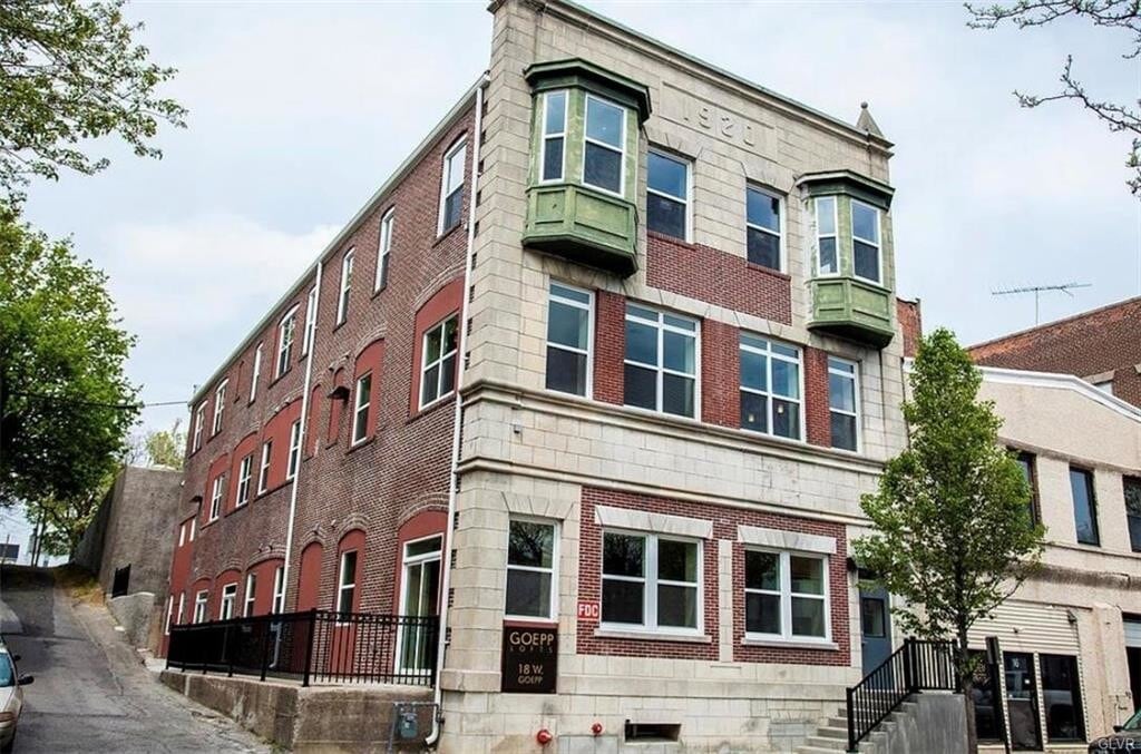 Primary Photo - 18 W Goepp St