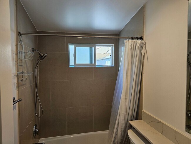 Foto del edificio - Costa Mesa.  1 bedroom, 1 bathroom.  Duplex