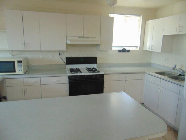 Foto del edificio - CORNER HOME HUGE LOT!!!