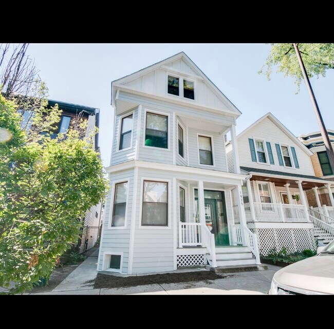 Photo - 1915 W Roscoe St Apartments