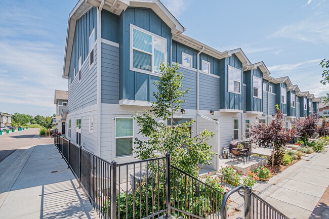 Photo - 1047 Oak Cir Townhome