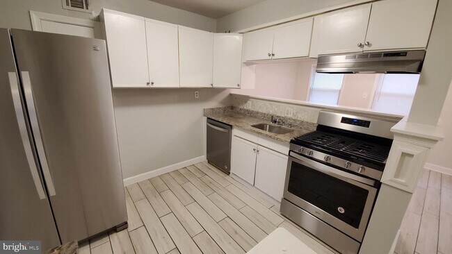 Building Photo - 10912 Drumm Ave