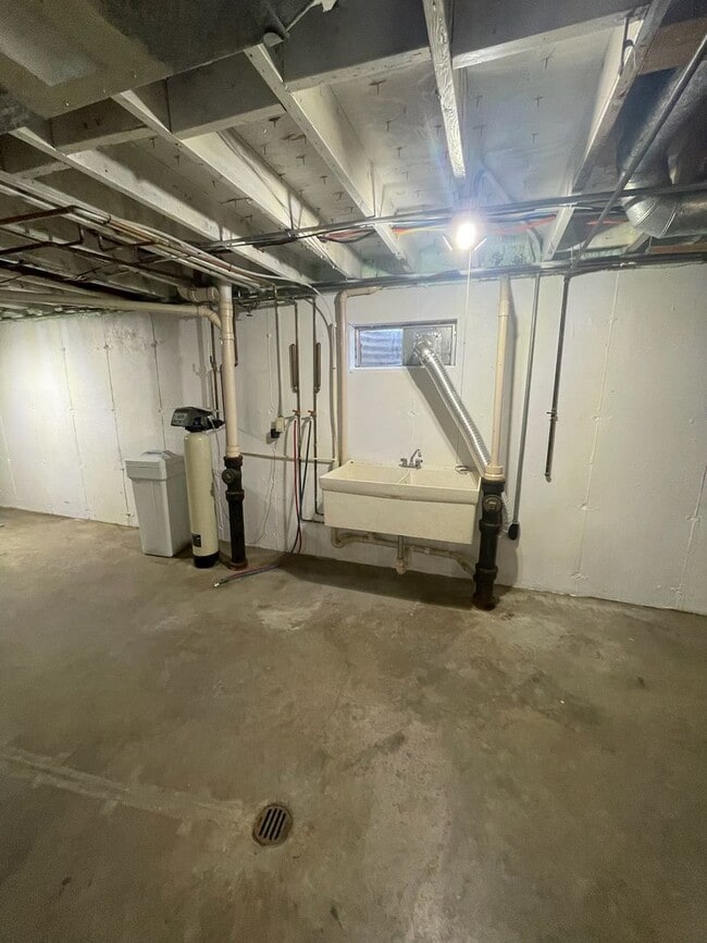 Building Photo - FULLY UPDATED 2-bedroom, 1-bath home (with bonus room) in Janesville